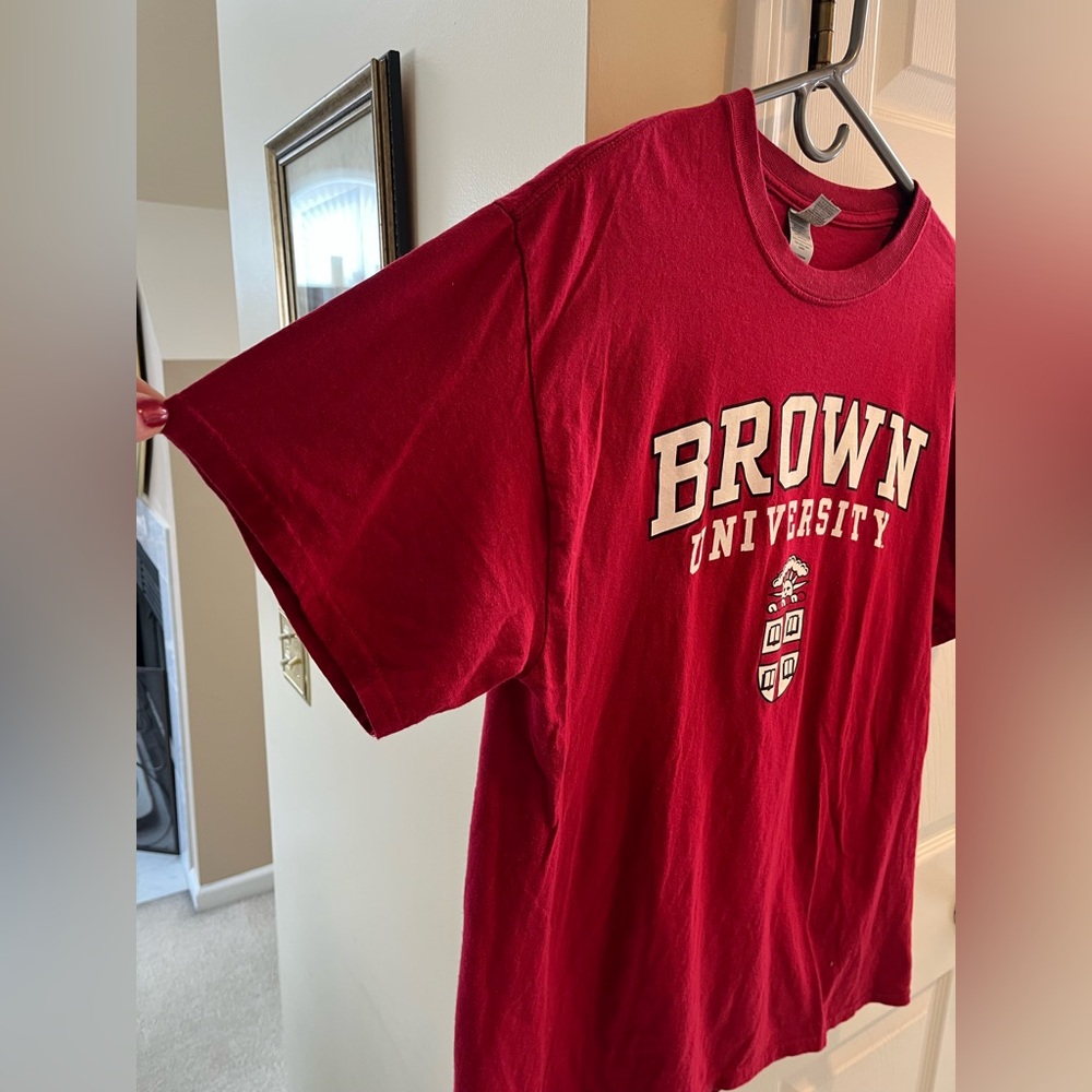 Brown University  maroon  100% cotton 
Size Large Mens T-Shirt
Worn once. - Picture 6 of 10